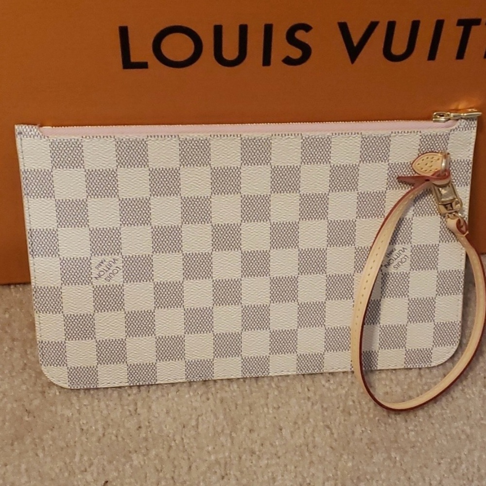 EUC Authentic Louis Vuitton Damier
Azur Neverfull GM NM Rose
Ballerina Pouchette